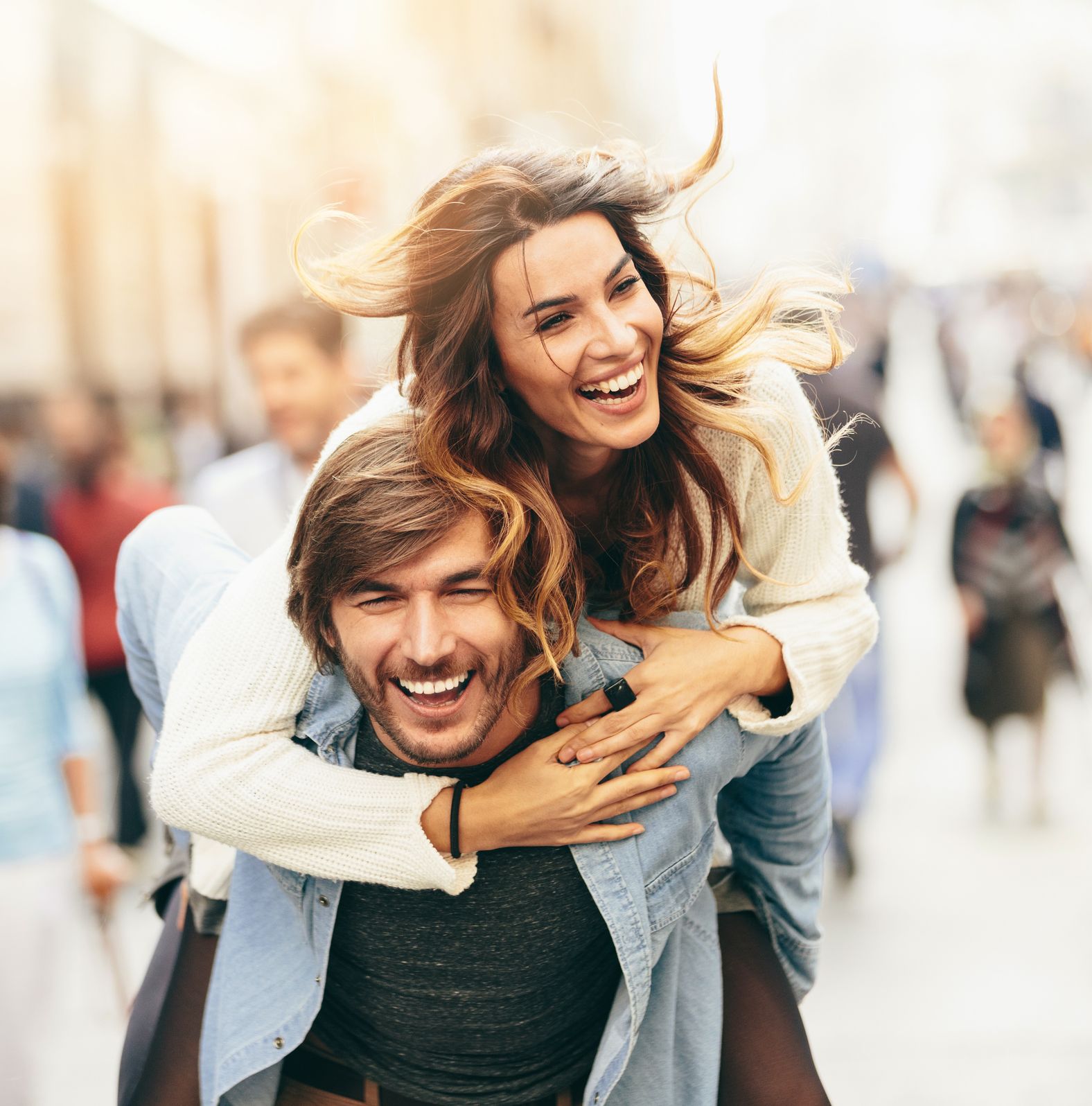 Couple heureux lors de leur première rencontre après des rencontres en ligne dans un environnement urbain. L’image symbolise une recherche de relation sécurisée, des conseils de sécurité éprouvés, une découverte mutuelle et le respect des limites personnelles.