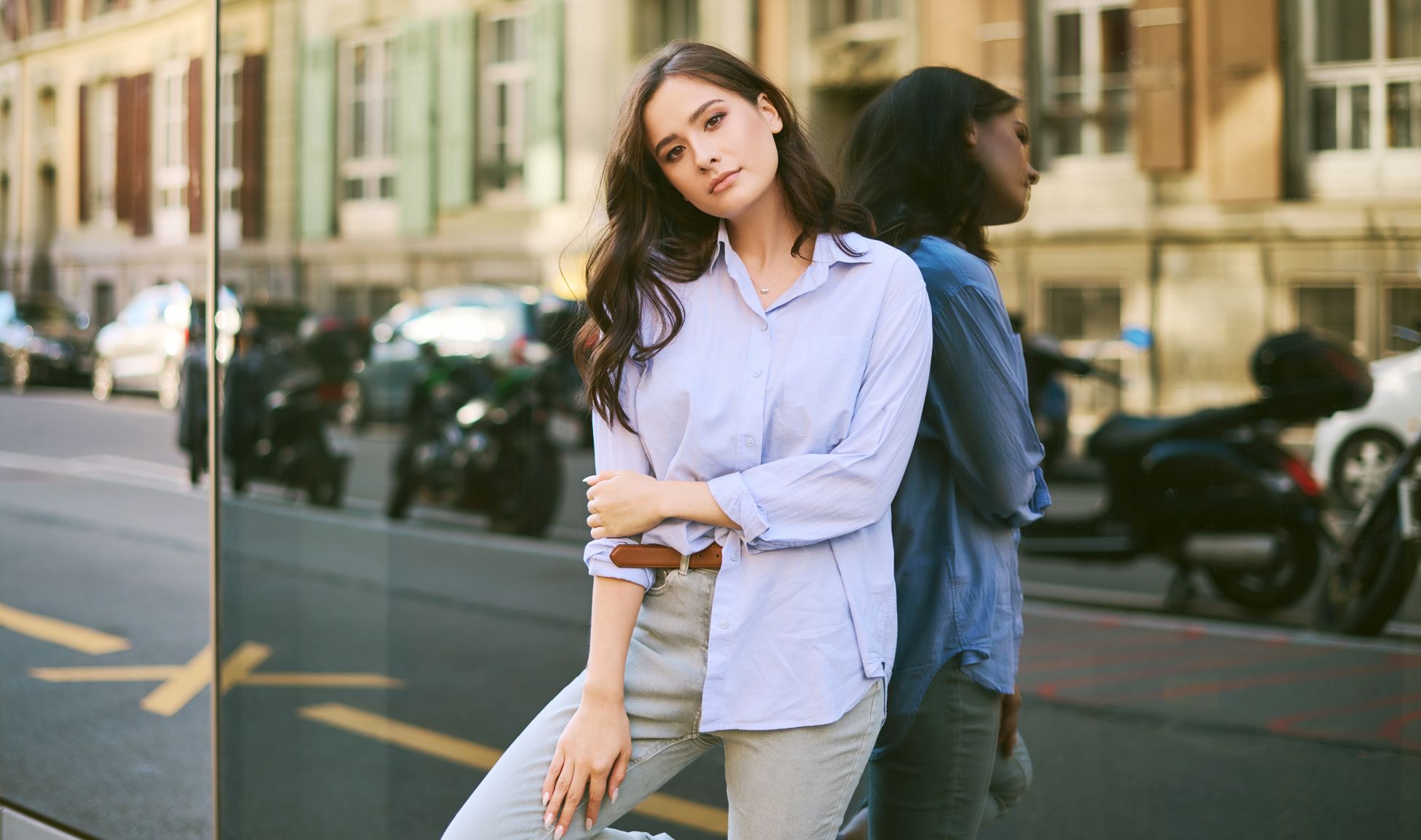 Femme confiante dans une ville, symbole des rencontres en ligne en toute sécurité, de la protection des données, de la vie privée et d’une recherche de partenaire en toute confiance.