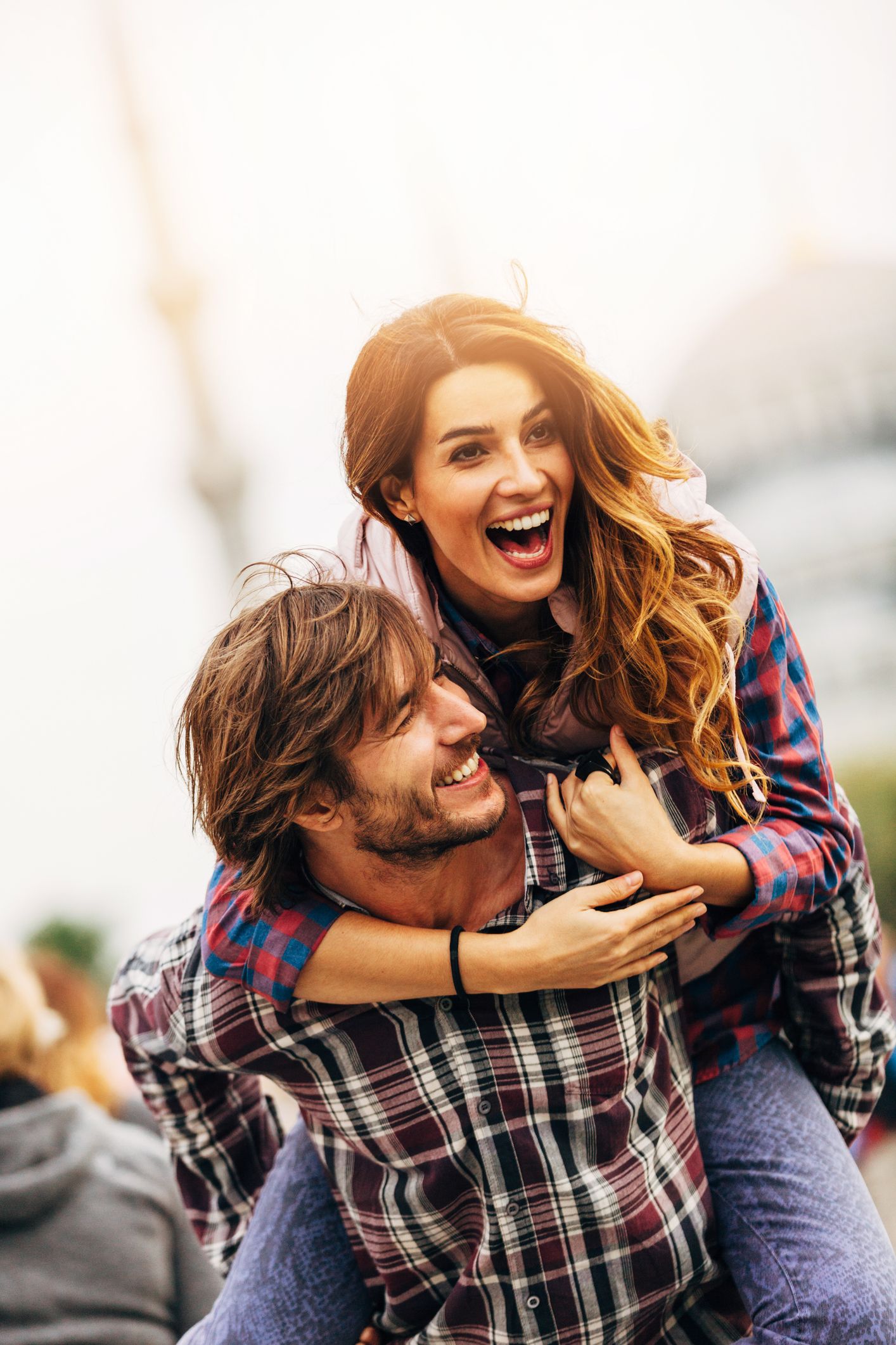 Un jeune homme et une jeune femme rient ensemble après s’être rencontrés sur une plateforme de rencontre sérieuse et construisent une relation durable.