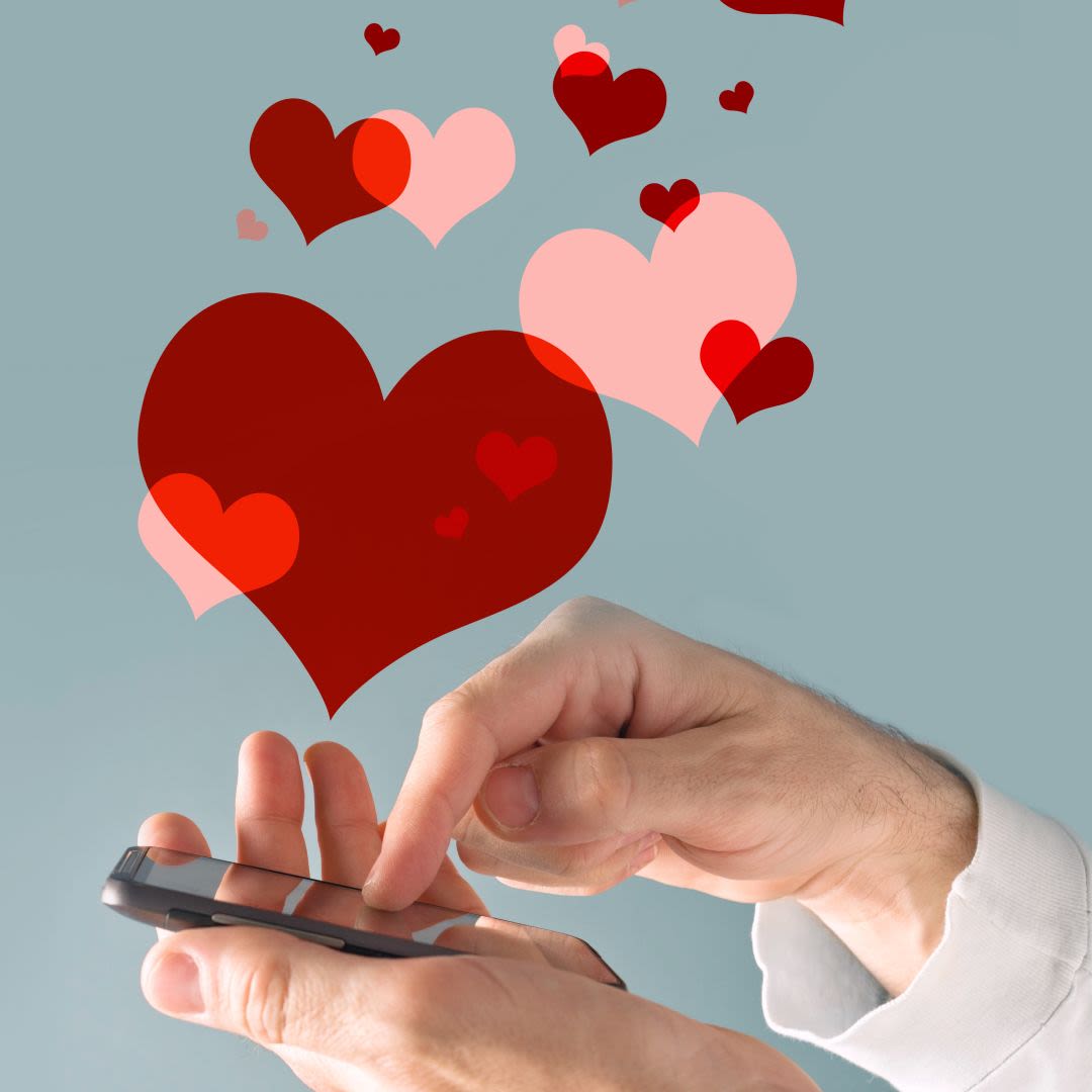 Main d’un homme utilisant un smartphone pour rechercher un site de rencontre sérieux, avec des cœurs illustrant une rencontre sérieuse et une relation durable.