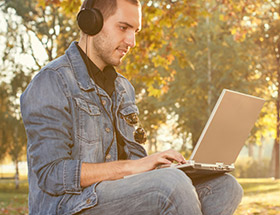 homme laptop extérieur