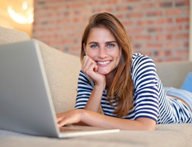 jeune femme laptop