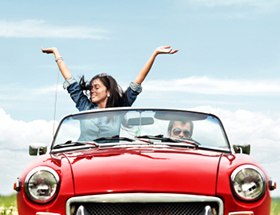 couple voiture rouge